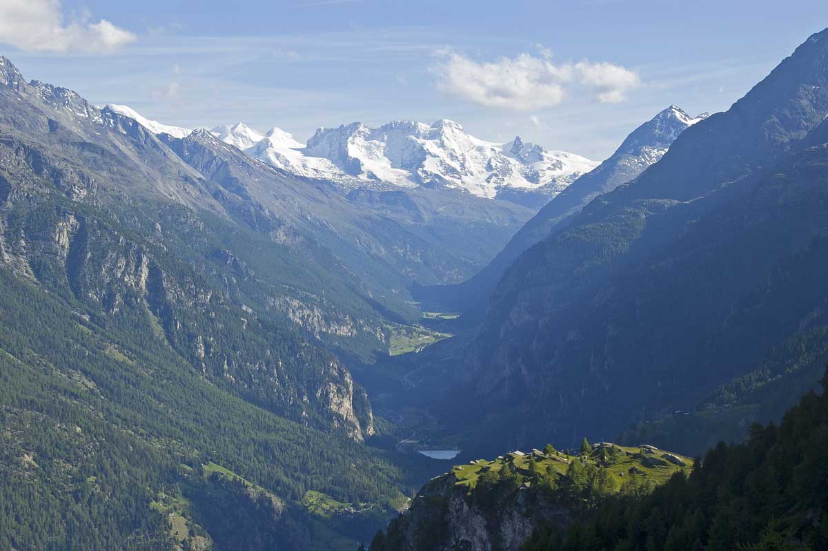 #19 Mattertal : Vue sur Jungu et au fond le Breithorn Mattertal : Vue sur Jungu et au fond le Breithorn