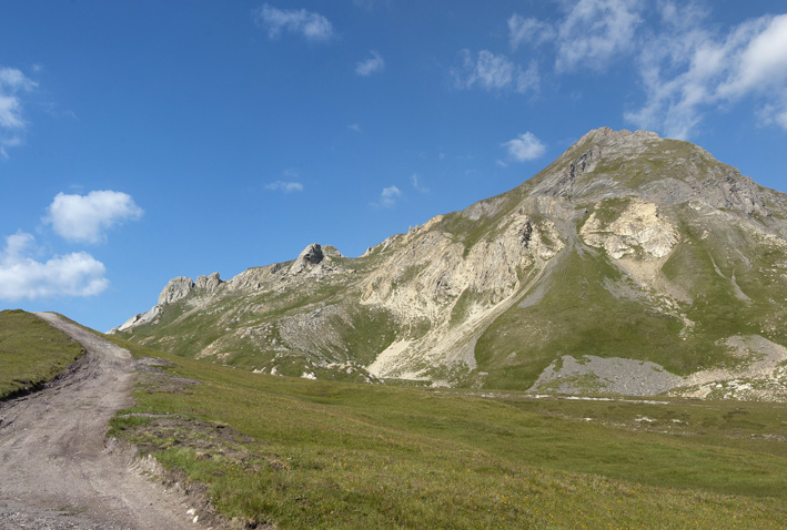 #9 Vallon des Encombres : Arrivée au petit col des Encombres avec le Grand Perron Vallon des Encombres : Arrivée au petit col des Encombres avec le Grand Perron