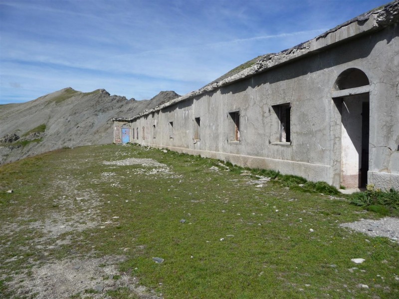 Capana Carmagnol : Les baraquements au col avec le Monte Bellino au fond.