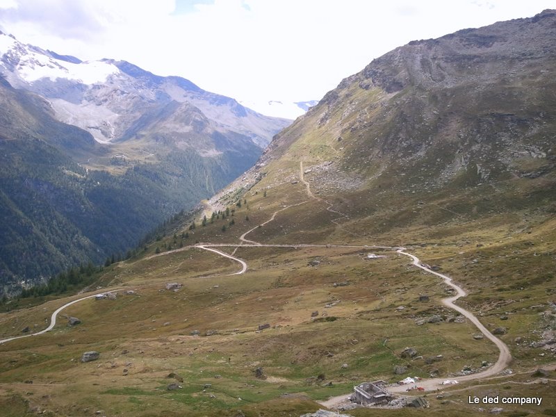 Sentier 14A : Vue sur le hameau d'Arp Vieille, le bout de piste et le sentier dévalant la face Est du Mont Pelà