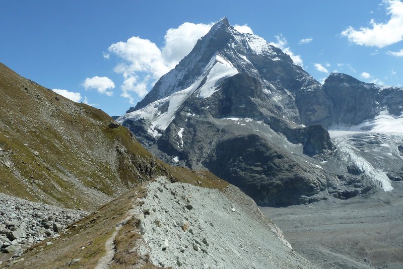 Cervin : Descente de moraine peu roulante face au Cervin