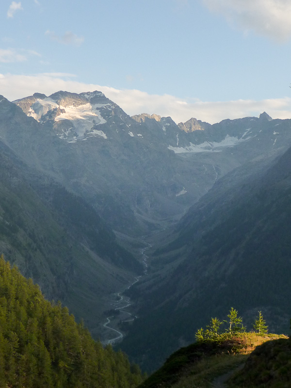Seul dans la montagne... : avec les derniers rayons