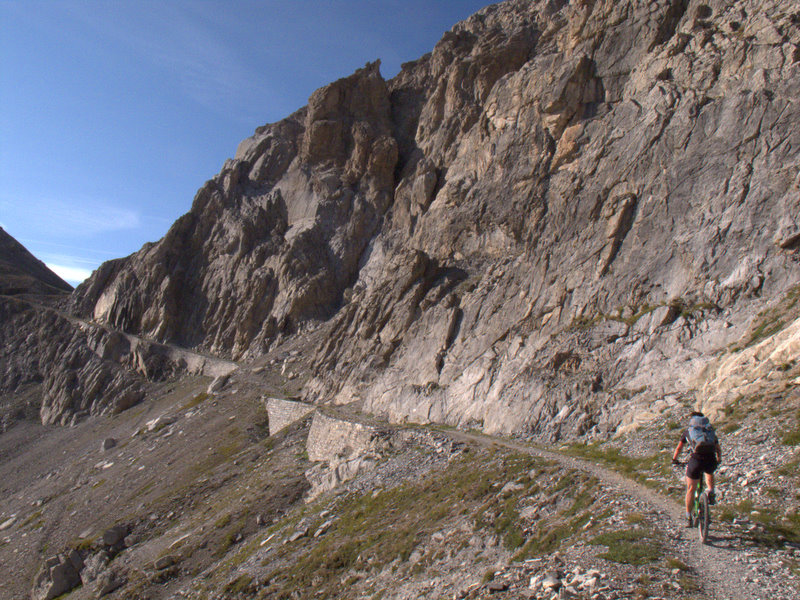 Passo di Rocca Brancia : une montée efficace sur une piste accrochée à la montagne