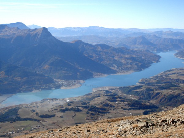 Mont Guillaume : Le lac de Serre Ponçon vu du sommet.