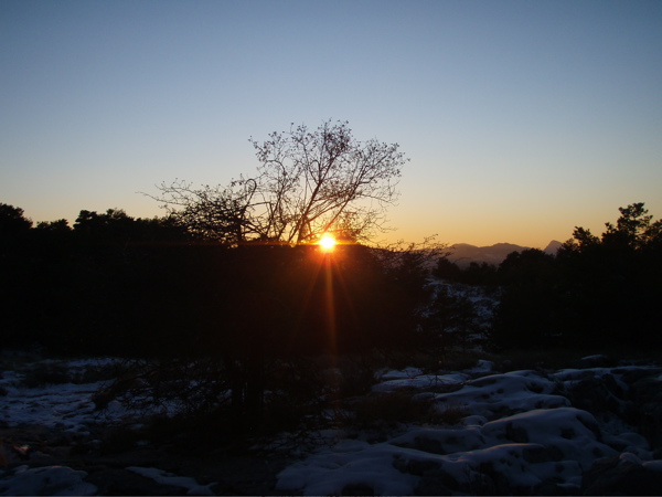 #7 Coucher de soliel juste avant de rejoindre la station de ski ; je viens juste de crever... Coucher de soliel juste avant de rejoindre la station de ski ; je viens juste de crever...