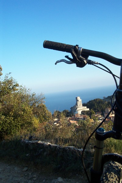 Vue imprenable : Magnifique panorama qui s'ouvre dans un des lacets qui dominent La Turbie.