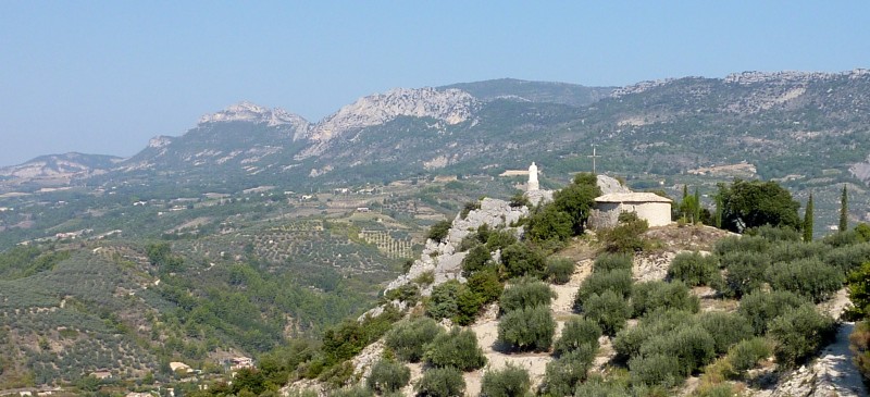 Chapelle de St Trophime : avec le col de Malpertuis en arrière plan