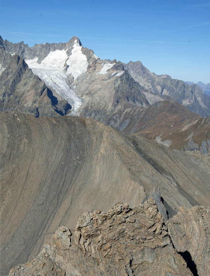 Aiguille d'Artanavaz : Du sommet, vue sur le Mont Dolent Dans l'échancrure, le col de Malatra