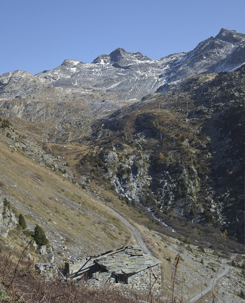 Piste de l'Arcelin : Chalet des Teppes, vue sur le vallon du Bouchet à peine saupoudré de neige. Pourtant en haut c'est à 3400 m