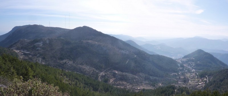 Vue sur Nice et le Mt Agel : Direction les antennes après la descente sur le Col de la Madone