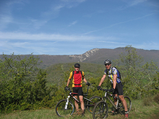 Mes comparses du jour : Yannick et Pierre avec en arrière plan une belle (supposée) descente à aller découvrir...