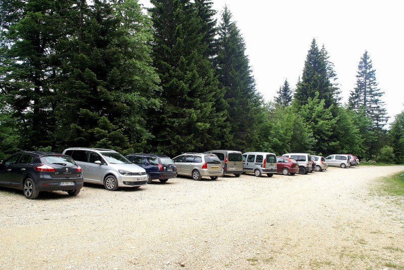 Parking de l'Allier : la foule des grands jours; autant dire que ça circule sur la piste...