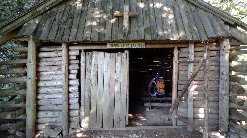 Chapelle de la corde : Belle petite chapelle cachée en lisière du Habert de Corde