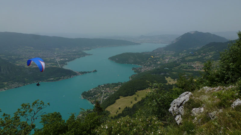 le lac d'Annecy : le lac d'Annecy depuis l'aire de décollage de la Forclaz