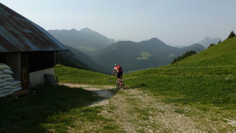 descente du châlet du Sollier : Julien attaque la descente sur Mont Derrière depuis le châlet du Sollier