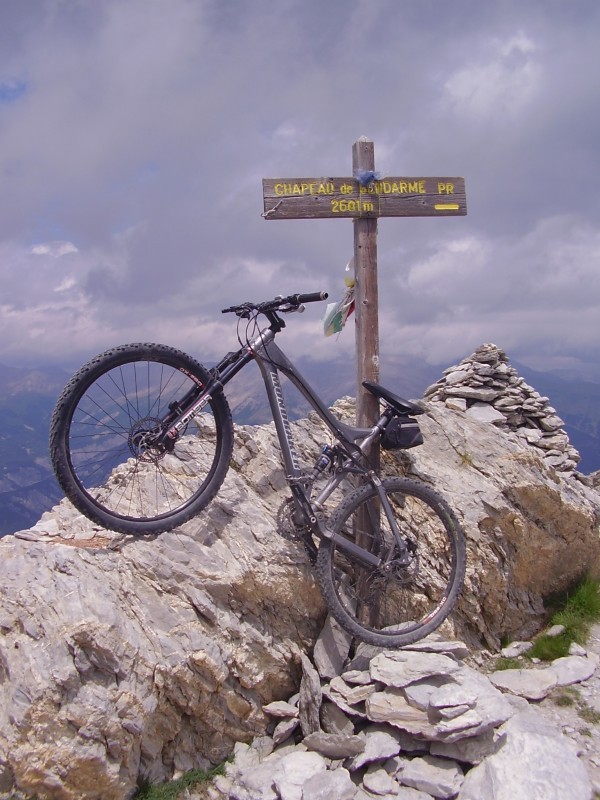 #4 chapeau de gendrame : Au sommet chapeau de gendrame : Au sommet