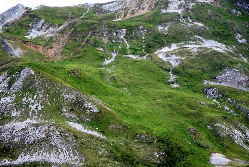 Col de Chanrossa versant ouest : on devine le sentier de descente, malheureusement trop peu fréquenté