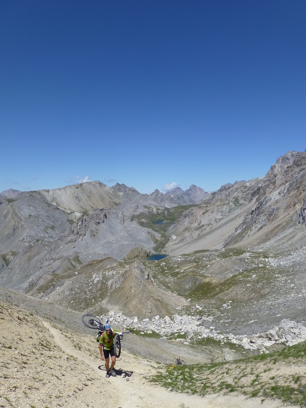 Passo Peroni : Un dernier effort avec les lacs de Roburent en arrière plan