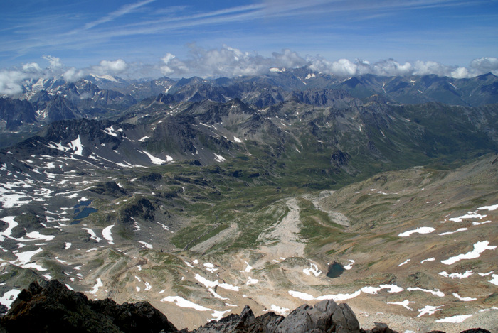 Vue O du sommet : l'immense vallon de la Neuvache