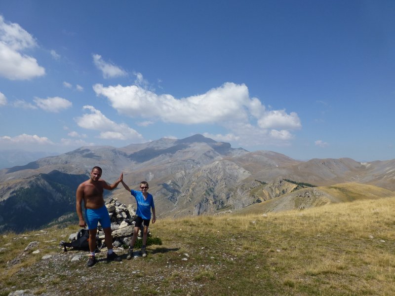 Tim et Léo : Au sommet, avec vue à 360° (au fond le Mt Mounier)