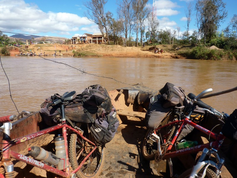 #18 Mada : Le bac pour traverser une grosse rivière. Mada : Le bac pour traverser une grosse rivière.
