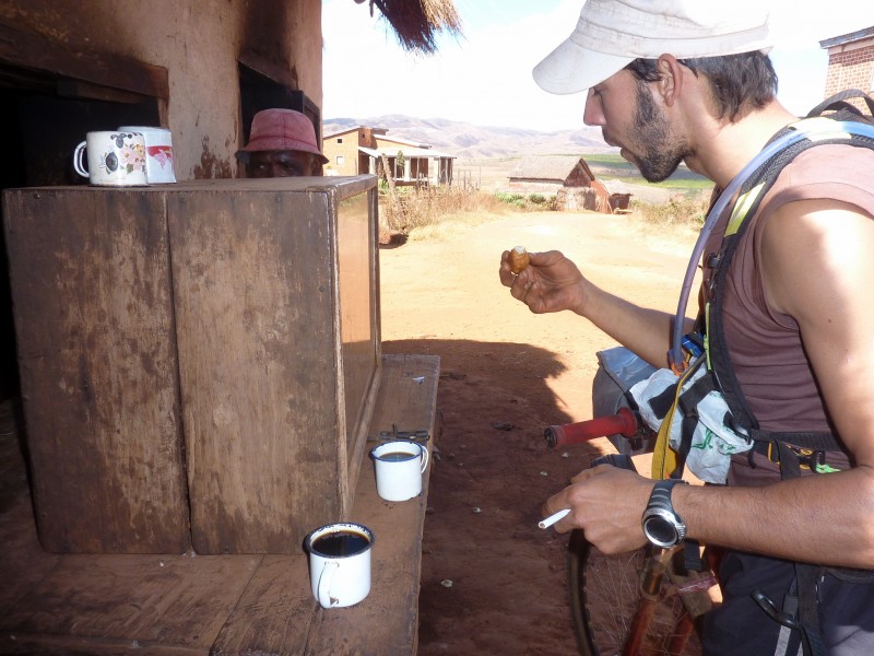 #20 Mada : pause-café. Mada : pause-café.