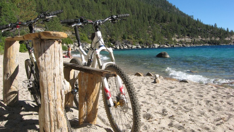 #22 Lac Tahoe : ya même un support à vélo sur la plage ! Trop fort ces ricains ! Lac Tahoe : ya même un support à vélo sur la plage ! Trop fort ces ricains !