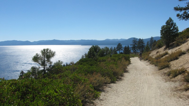 #20 Lac Tahoe : La descente finale sur piste réserve de beau points de vue, et puis c Lac Tahoe : La descente finale sur piste réserve de beau points de vue, et puis c'est l'appel de la plage !