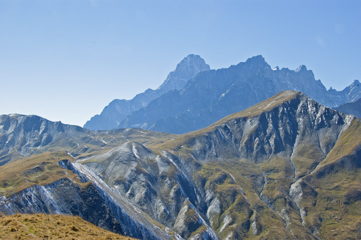 Val ferret : De la Dotse, vue sur la tête de Ferret à droite et sur l'ensemble de l'arête longée par le parcours