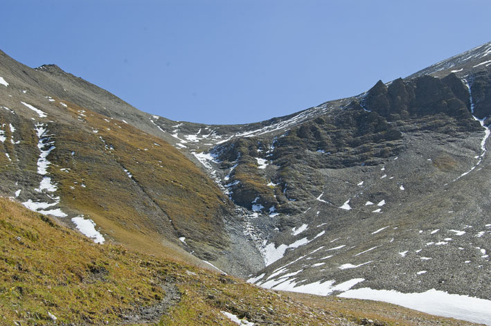 Val ferret : La partie haute du versant italien du col de Ban darrey, le sentier passe à droite de la cascade pour rejoindre l'éboulis.