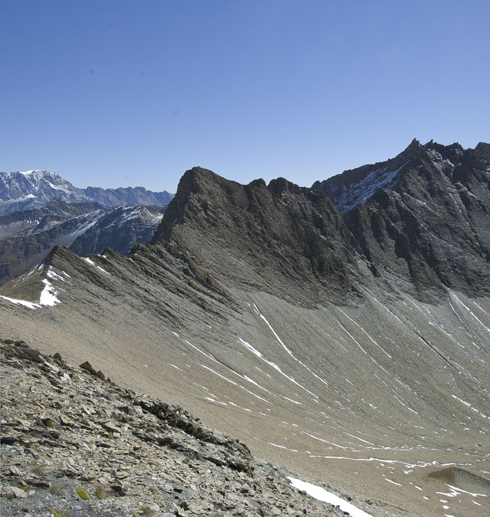 Val ferret : Le col et l'éboulis permettant de descendre sur le vallon de Bella Comba