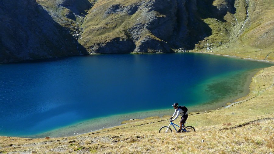 L'eau turquoise : Belle couleur du lac vue de cette crête