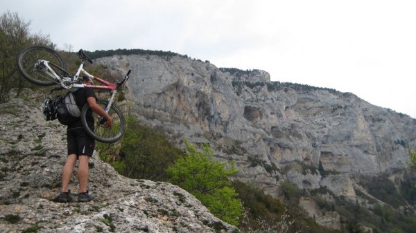 Portage : On commence à avoir la vue sur les falaises.