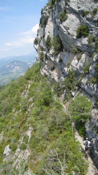 Pas de Sagatte : Belle portion de sentier sous les falaises.