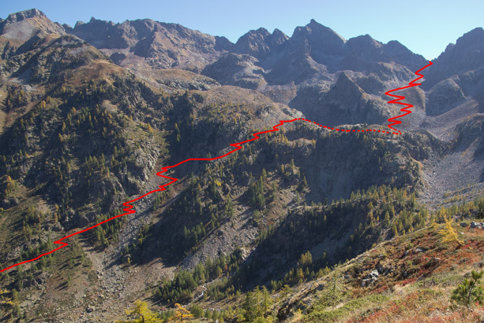 Tracé du prochain portage : pendant la descente vers le refuge, on a une vue imprenable sur la suite des évènements...