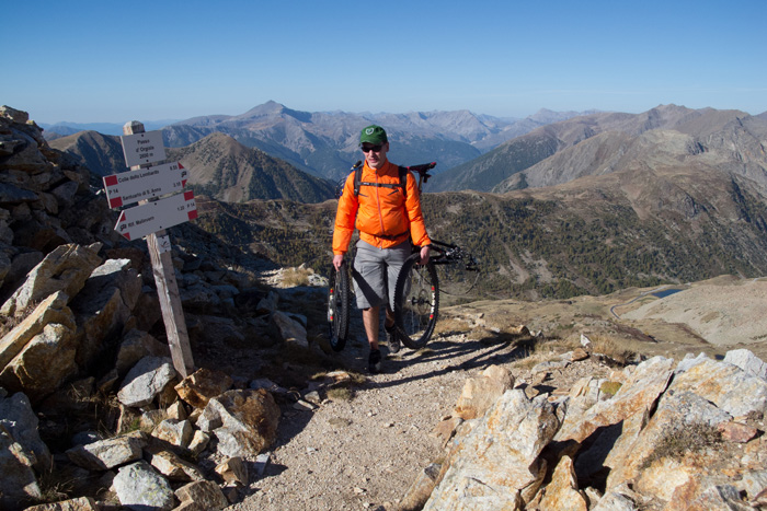 Arrivée au Pas d'Orgials : Fred et son vélo en kit.