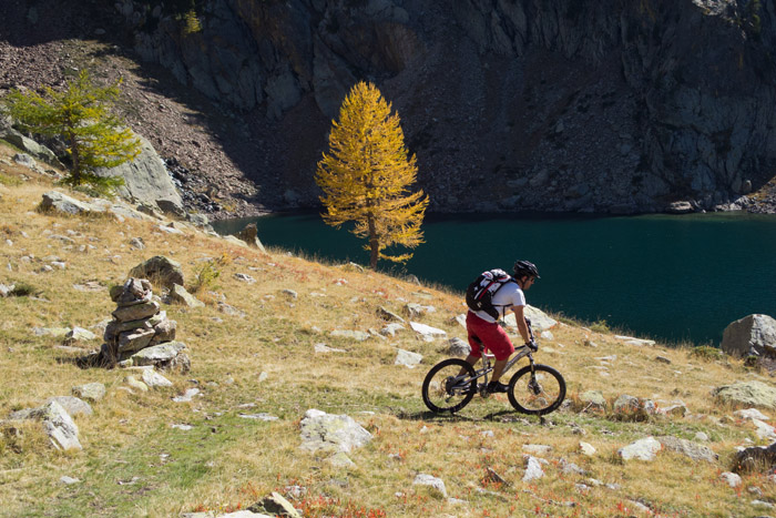 Arrivée au lac du Malinvern : Julien dans la (très) courte descente.