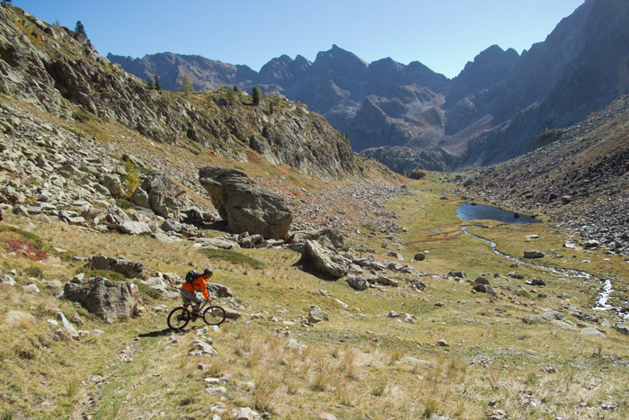 Vers le refuge du Malinvern : c'est roulant par ici et on en profite ! :-)