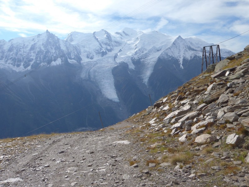 Descente à Planpraz : Face au Mont Blanc. Les trois poteaux en bois : tu les vois depuis Chamonix, ils ne semblent pas très loin, mais quelle erreur.