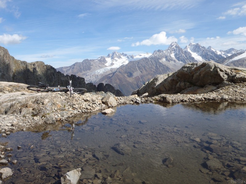 Terminus du chemin : Quelques gouilles, avec vue sur le Glacier du Tour .