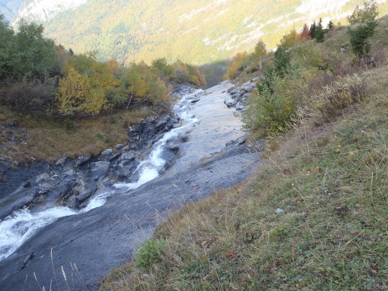 #3 Nant des Praz : Nant tout en travers, vue sur le soleil en face. Nant des Praz : Nant tout en travers, vue sur le soleil en face.