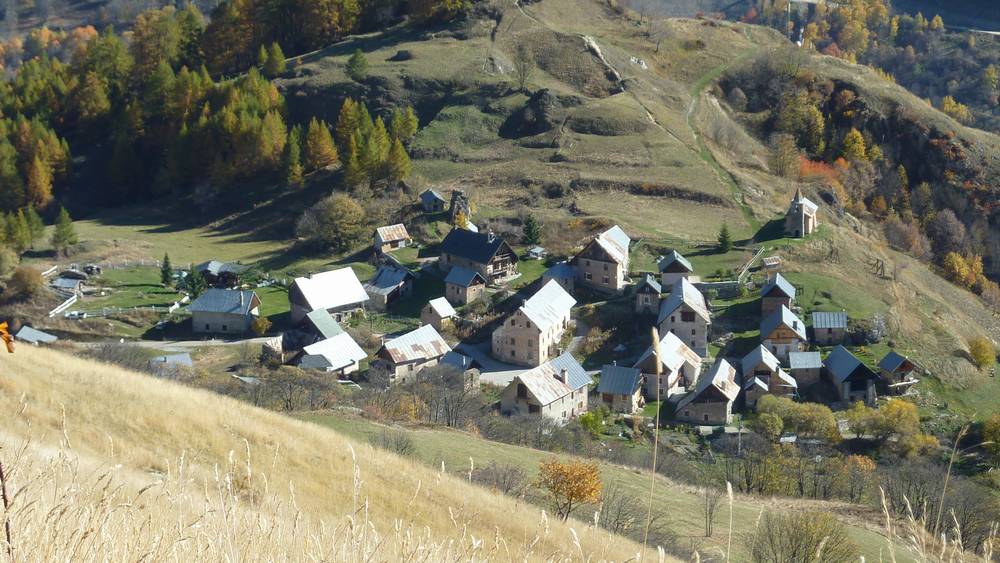 Poingt Ravier : joli petit hameau posé sur son promontoire rocheux