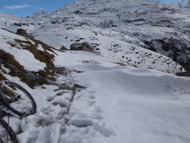 #7 Chemin du col D Chemin du col D'Anterne : Des petites congères qui donnent envie de skier.