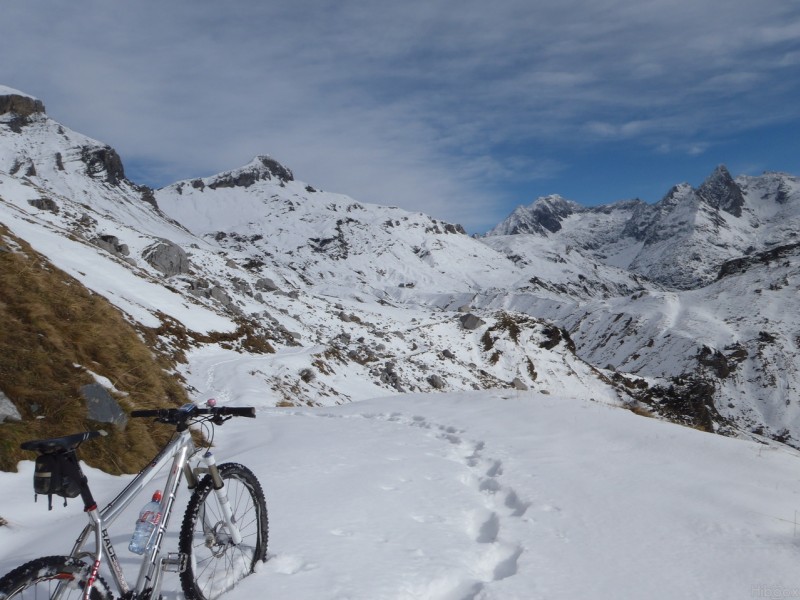 Chemin du col D'Anterne : La neige est trop molle pour supporter le VTT, le refuge D'Anterne n'est plus accessible.