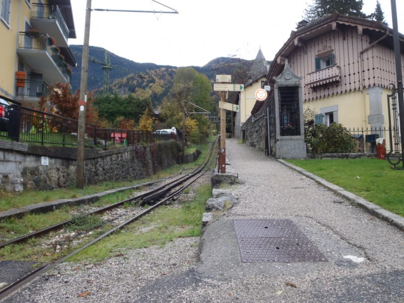 #1 Le Fayet : Sentier qui suit le TMB. Le Fayet : Sentier qui suit le TMB.