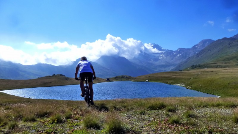 Gibidumsee : le beau lac avec en toile de fond toute le vallon à remonter dominé par le Fletschhorn