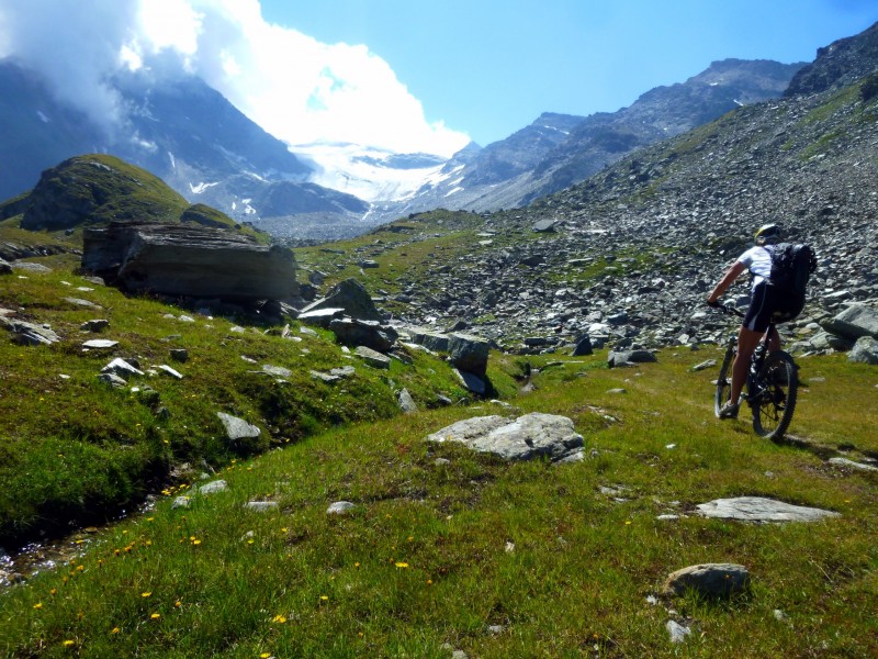 Bisse du Heido : au fond du vallon, sur le plateau, après le portage