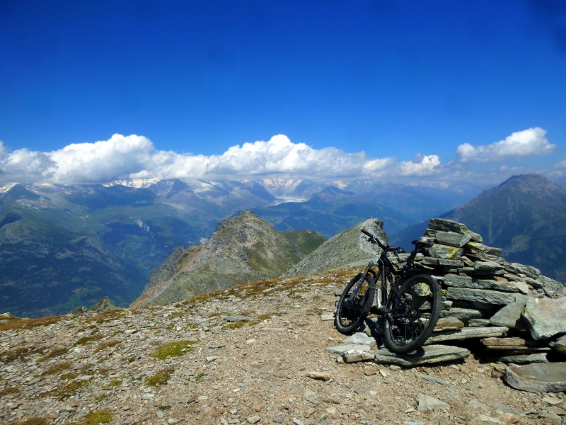 Spitzhorli : Très heureuse d'y être arrivée. Un beau bélvèdère ce sommet malgré les nuages qui cachent les montagnes!