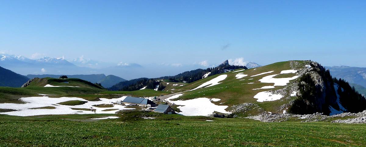 Alpages : jolie vue panoramique, avec des alpages encore un peu blanc.