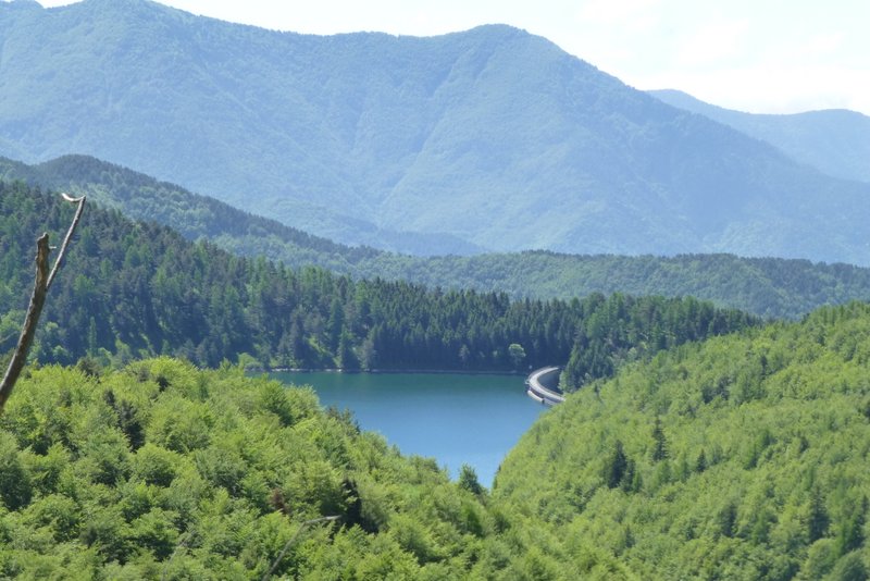 Lago Tenarda : Les Manipeurs vont passer au pied de la digue.